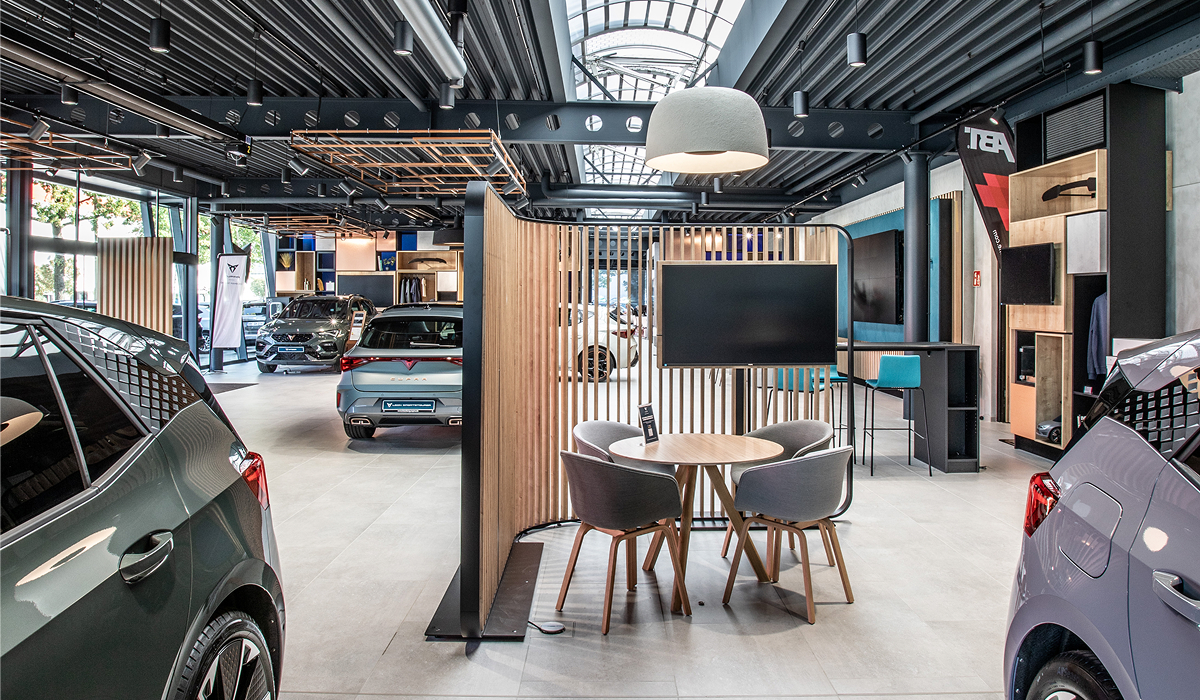 Showroom der CUPRA Garage Hamburg mit schwarzem CUPRA Ateca im Zentrum und stilvoller Beleuchtung